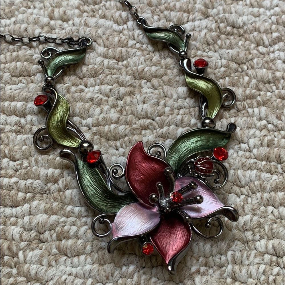 Intricate Red Flower Necklace 🌺🌺